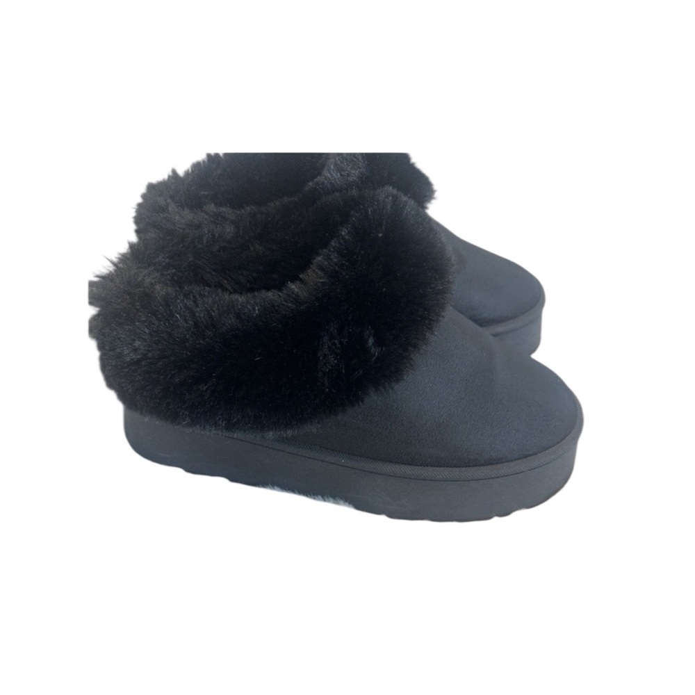 Wild Diva black faux fur slip-on platform‎ slippers, size 8.5.